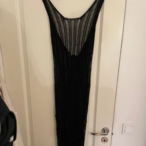 Strandklänning - Säljer denna snygga strandklänning från NA-KD som aldrig använts 💖 Storlek S/M & köpt för 549 kr! Pris kan absolut diskuteras & köparen står för frakten 🫶🏼