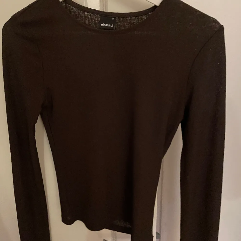 Säljer denna snygga bruna långärmade tröja från Gina 💖 Använd fåtal gånger, storlek S! Pris kan absolut diskuteras & köparen står för frakten 🫶🏼. Tröjor & Koftor.