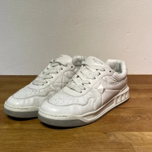 Valentino skor strl 44 - Fina Valentino skor i strl 44. Använda men mycket välvårdade. Låda tillkommer ej.