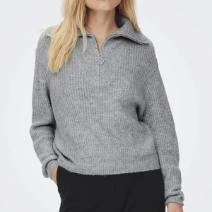 Only Stickad tröja - Mysig stickad tröja från Only! Aldrig använd 💓 Storlek L men passar även S-M, nypris är 550 men säljer för 300 (pris kan diskuteras), skriv för fler bilder 🙌🏼💓