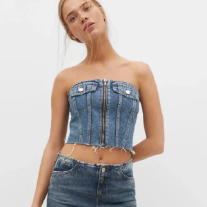 Jeanstopp - Helt ny jeanstopp från strandivarius i stl xs. Prislappen är borttagen men den är i nyskick. Säljer pga att den inte kommit till användning. Skriv vid fler frågor!💕