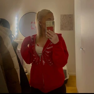 Rhinestone hoodie  - En jätte fin rhinestone hoodie som knappt är använd, alla stenar sitter kvar, storlek m men passar men som är s och men sitter lite mer löst💓pris kan diskuteras vid snabb affär har även en likadan blå om man är intresserad 