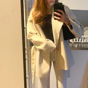 Beige Nelly kappa - Helt ny kappa i toppskick. Storlek 34/s