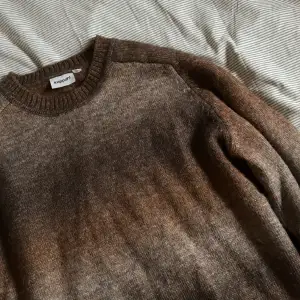Stickad tröja från Kappahl. Storlek XL. True to size. Köpt November 2023. I nyskick! Inga skador eller fläckar.