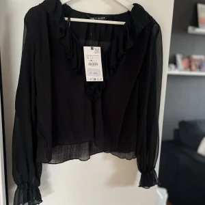 Zara blus - Jättefin helt oanvänd blus från zara, säljer för att jag aldrig hann skicka tillbaka den. Nypris är 379 ☺️