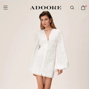 Adoore Florence dress - Säljer en adoore Florence dress. Använd en gång, perfekt till studenten! Den är i storlek 38 och i nyskick. 💕