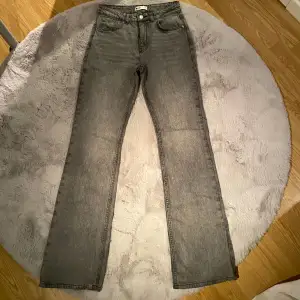 Fina gråa jeans från Gina tricot. Lite uppsydda för att passa en som är 172. Orginal söm på byxorna finns kvar se bild 3. Använda men i fint skick. Säljer för att de har blivit för små❤️