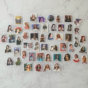 Lana Del Rey - Klistermärken - 50st Lana Del Rey vattentäta klistermärken! (Har två stycken av varje klistermärke) 10kr/st + frakten! vill man köpa alla så får man skriva privat! Skriv jätte gärna om du har frågor <3 :)
