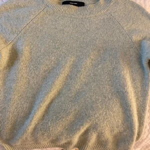 Stickad tröja  - Ljusgrön as fin Stickad tröja från vero Moda i st XS och passar upp till M ungefär. Köpt för 349, använt ca 5 gånger 🥰
