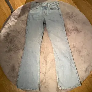 Jättefina jeans i modellen Sway från weekday. Aldrig använda och med lappar kvar. Säljer då de är för små för mig. Modellen säljs inte längre❤️