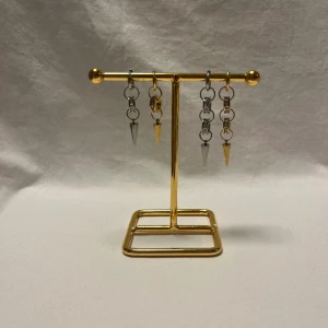 Örhängen  - Super fina örhängen! Finns i silver och guld.  Köp för 119kr/st Eller 209kr/paret. Modell 139 Smyckes ställningen finns även att köpa för 299kr!