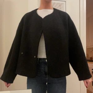 Svart jacka  - Svart jacka i ullmix med knappar🖤🖤köpt från mq för 1499:-, märke Stockh lm 🖤
