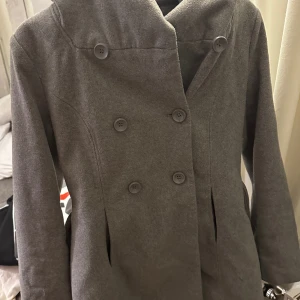 Kappa med luva  - Fint skick, med skärp i midjan och stor luva. 