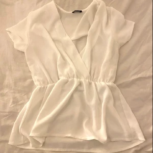 Vit blus  - Säljer denna fina blusen då den tyvärr inte passar 🩷