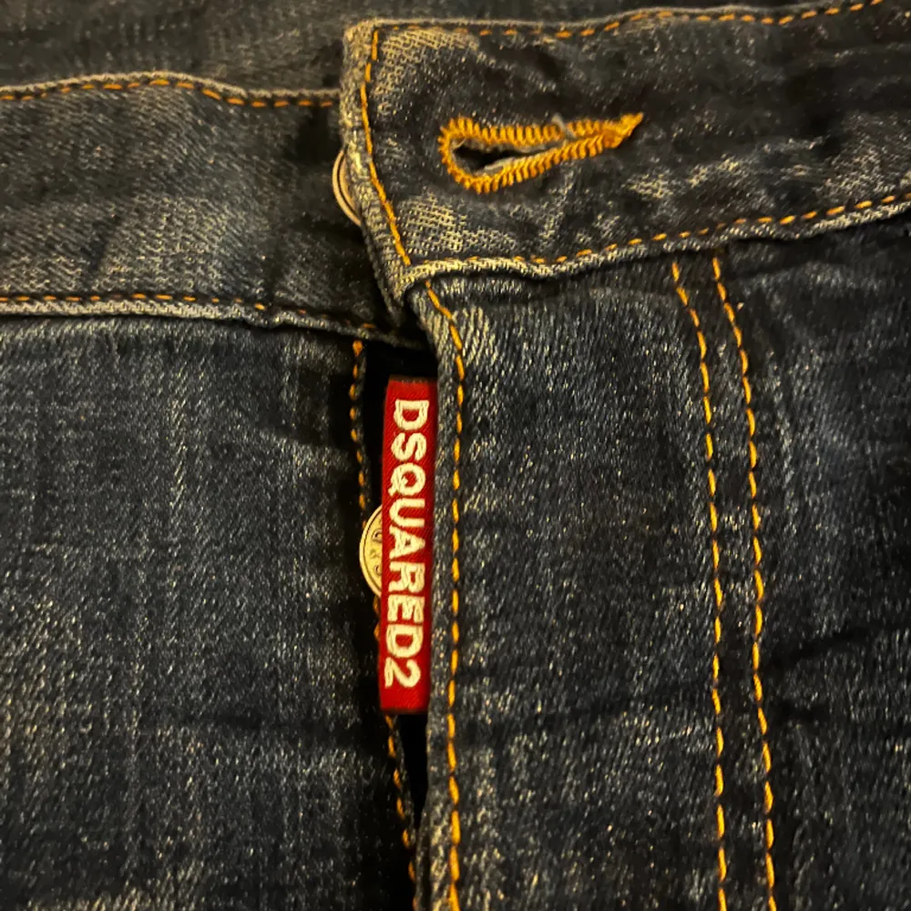 Äkta dsquared jeans, värda runt 6000 kr! Säljer pga att jag inte använder de längre. De är nyskick och använda fåtal gånger men jag känner inte att det är min stil och säljer därför dem.  Dm för mer bilder/info. Jeans & Byxor.