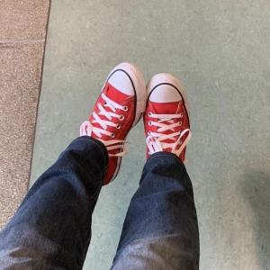 Röda Converse  - Säljer mina röda Converse i stolek 40