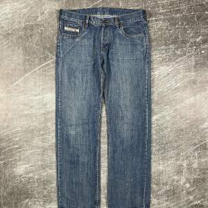 Fadade diesel jeans med broderi på baksidan storlek 36 i midja passar true to size
