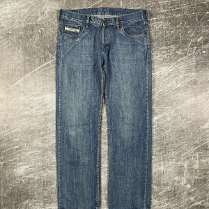 Vintage diesel jeans - Fadade diesel jeans med broderi på baksidan storlek 36 i midja passar true to size