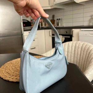 Prada väska.  - Säljer min älskade Prada väska som tyvärr inte kommer till användning längre… Köpt den vintage för ca 1 år sedan, kort som medföljde när jag köpte väskan följer med.  Priset kan diskuteras vid en snabb affär. Köpt väskan för 5600kr🩷