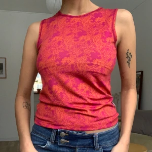 Ärmlös topp linne - Sportigt linne/ärmlös t-shirt. Fint skick! 