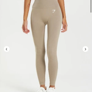 Gymshark tights - Säljer mina vital seamless 2.0 leggings från Gymshark i färgen Vanilla Brown Marl🤎 Endast provade! Därav nyskick! Nypris: 549 kr. Mitt pris: 300 kr