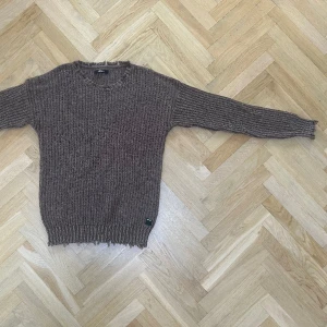 Replay tröja brun - Brun replay tröja i sliten stil. Bomull.  Nyskick. 