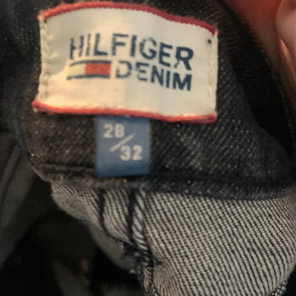 Säljer dessa asfeta mörkgråa Tommy Hilfiger jeansen med snygga slitningar. Storleken är 28/32 vilket borde passa dig som är 175-185. Nypriset är 1499kr. . Jeans & Byxor.
