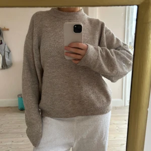 Stickad tröja - Superbil beige stickad tröja!❣️