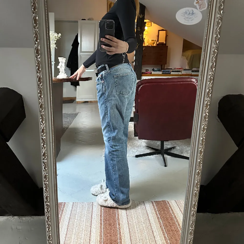 lågmidjade jeans i modell ”Arrow” från Weekday, knappt använda pga för stora<3. Jeans & Byxor.
