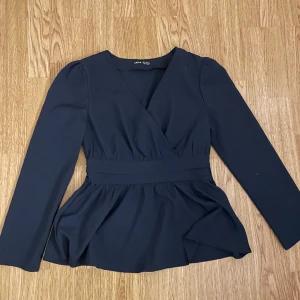 Marine blå blus  - Säljer denna tröja då den köptes begagnad men aldrig använd av vareken mig elr den tidigare ägaren