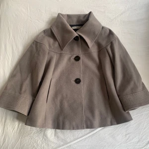 Kappa - Trekvartsärmad kappa i lyxigt material 🖤