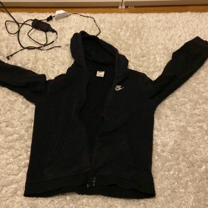 Säljer en fet och skön huv zip - Säljer en skön och snygg huv tröja med zip då den är för liten för mig