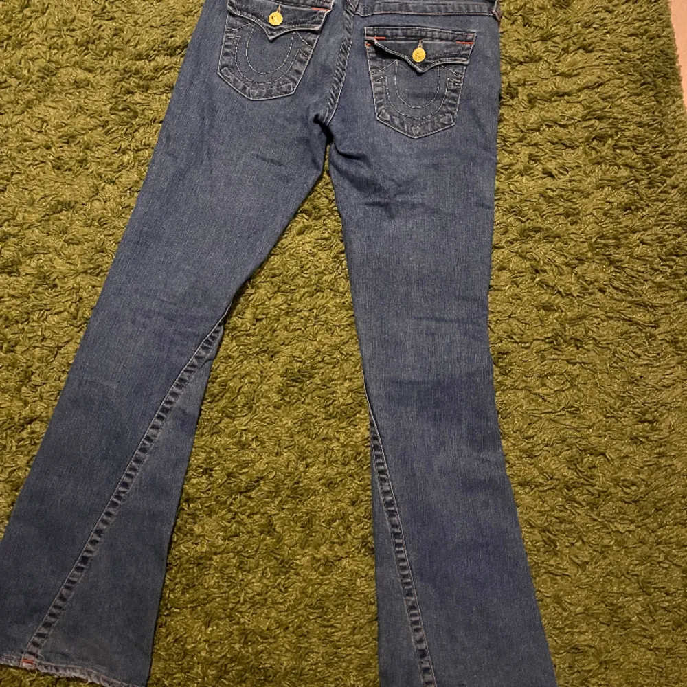 Jätte coola true religion jeans med låg midja och bootcut 🫶Pris kan diskuteras vid snabb affär :)  Midjemått 78cm Innerbenslängd 84cm. Jeans & Byxor.