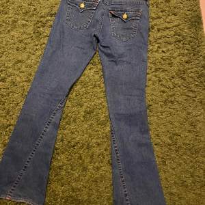 Jätte coola true religion jeans med låg midja och bootcut 🫶Pris kan diskuteras vid snabb affär :)  Midjemått 78cm Innerbenslängd 84cm