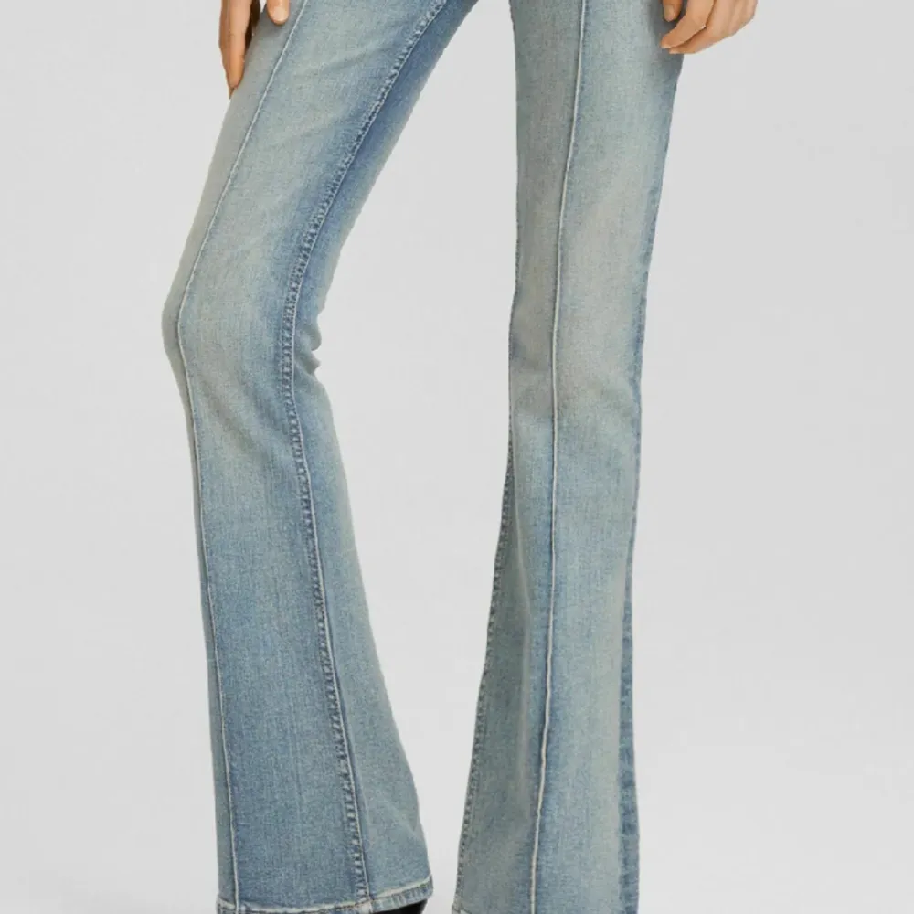Intressekoll på mina jätte fina jeans från bershka som ja fick i julklapp💕 dom är andvända ett fåtal gånger! Jag är väldigt osäker om jag vill sälja så säljer endast vid bra pris🥰 dom är även slutsålda i alla storlekar!. Jeans & Byxor.