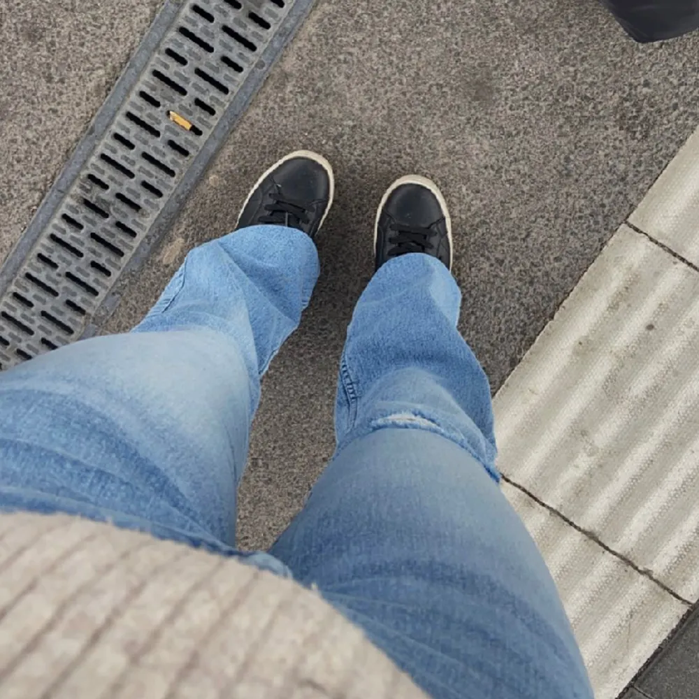 Säljer mina low waist bootcut jeans från hm i strl 36 🤍 Tryck gärna på köp nu!🫶🏼. Jeans & Byxor.
