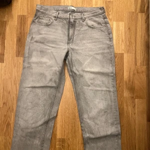 Gråa Low waist straight jeans - Använt två gånger