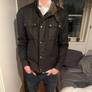 Säljer denna svarta stilrena field jacket, säljer pga att den inte används längre, skick 8/10 använd fåtal gånger för länge sedan, ny pris 4000, mitt pris 1999, pris kan diskuteras vid snabb affär, tveka inte vid frågor eller funderingar!