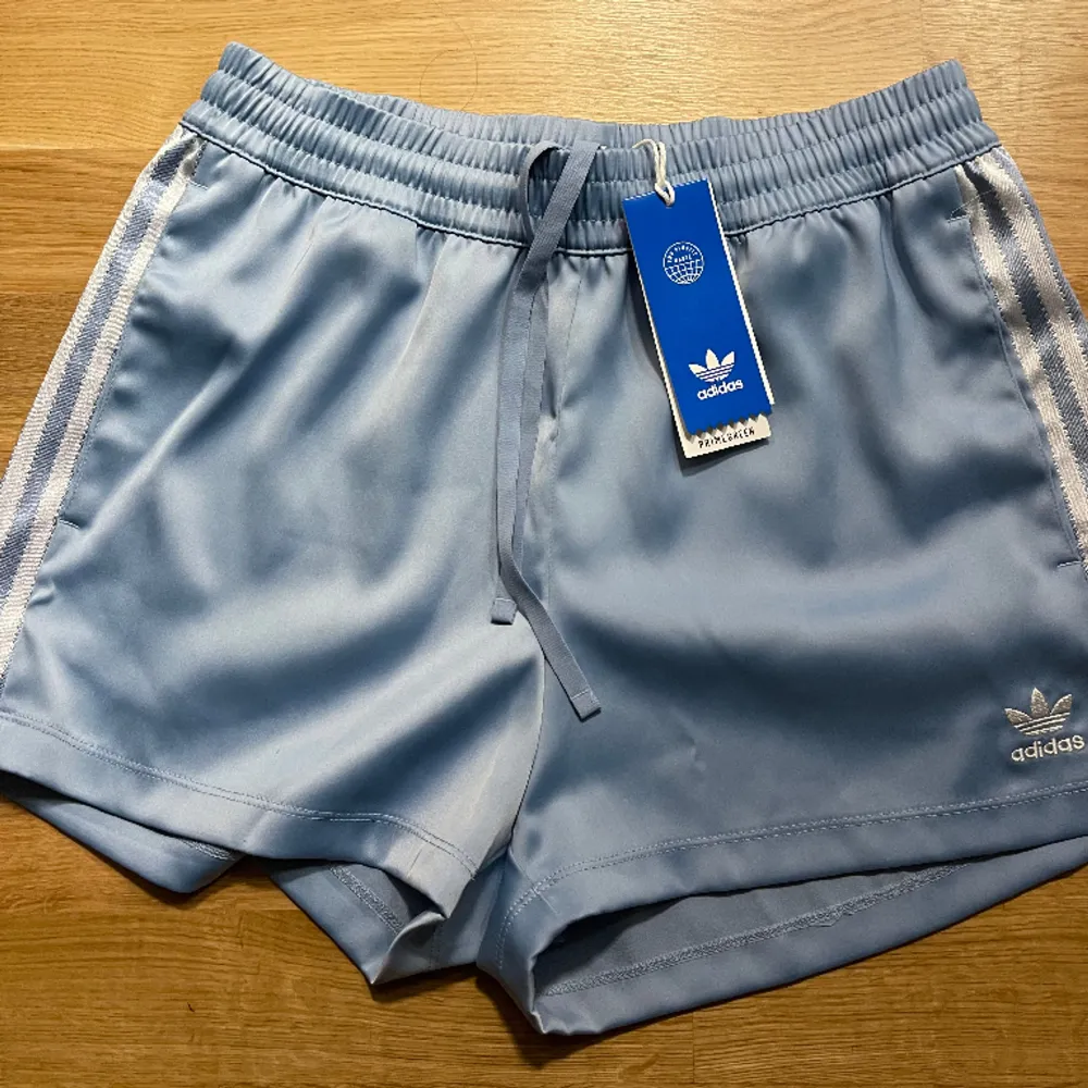 Sköna blåa adidas shorts oanvända med prislapp kvar❤️. Shorts.
