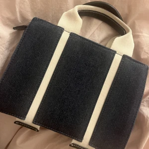 Väska - Ursnygg väska från Zara, jeans material, väldigt sparsamt använd 