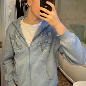 Ljusblå Rhinestone hoodie - Säljer min ljusblåa rhinestone hoodie från Blinglucid. Skick 9/10 inget slitage överhuvudtaget samt jätte fin kvalité på plagget. OBS! Tvätt råd skickas med.