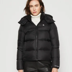 Calvin Klein jacka - Säljer min Calvin Klein jacka då den inte går till användning. Köpte den för 2315kr men säljer för 1000kr