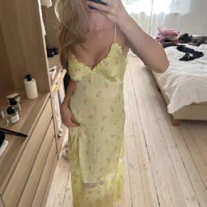 Sommarklänning  - Super fin! Lätt! Lite genomskinlig 