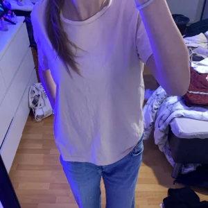 Beige tröja  - Beige tröja från Lager 157 Inte lika lång som en vanlig t-shirt den är lite kortare