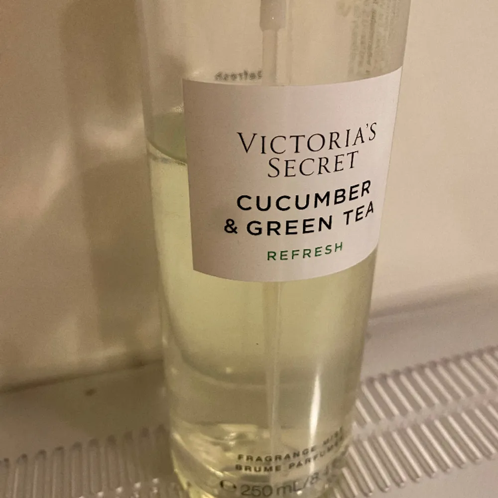 Victorias secret sprej som jag använder inte längre❤️ Doftar asså grön te och gurka❤️ Org. 250ml och använt en tredjedel !. Accessoarer.