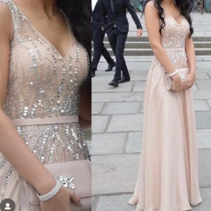 Klänning, bal, bröllop  - En super fin och elitlag klänning som fungerar perfekt till balen, eller ett bröllop mm. Super fina detaljer vid brösten!🤩