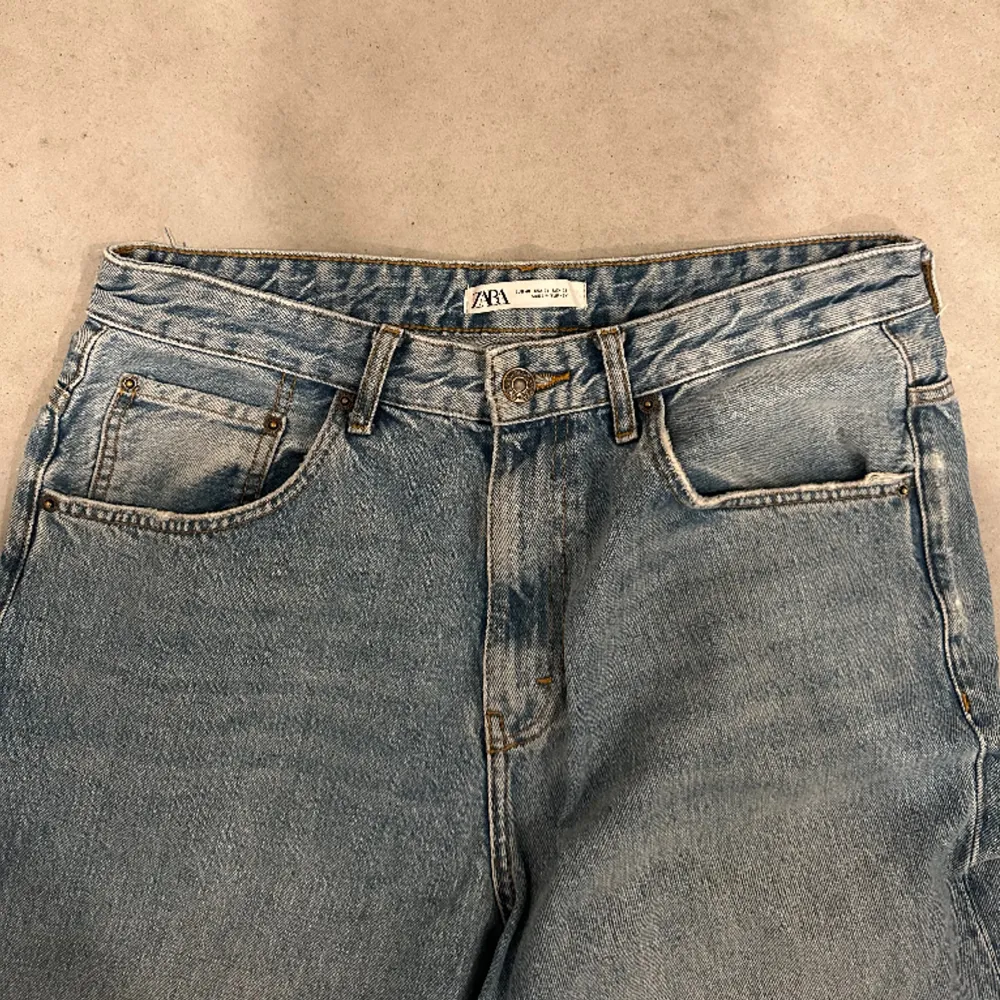 Säljer dessa zara baggy jeans då dem ej används väldigt bra skick och inga defekter:). Jeans & Byxor.