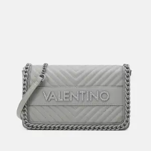 Säljer superfin Valentino väska 💫 nypris är 1750 kr den är även slutsåld på zalando 💖inte använd alls mycket därför i bra skick💘