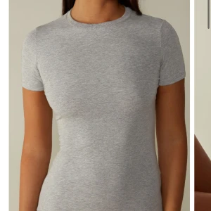 Intimissimi t-shirt - Säljer en jättefin kroppsnära t-shirt från intimissimi i strl S! 