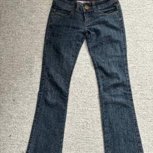 Retro lågmidjade jeans, sitter som 24, 32 jeans. Bra skick som nya